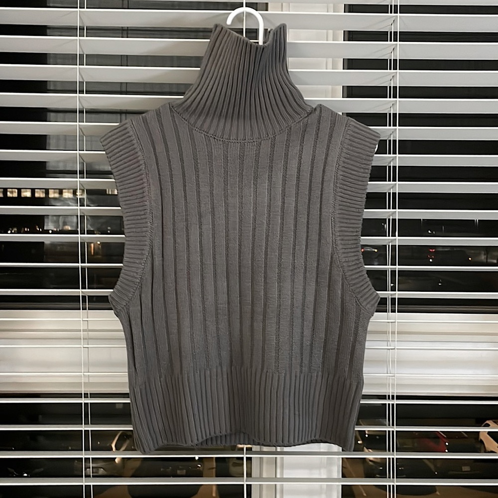 Gray short sleeve turtleneck!